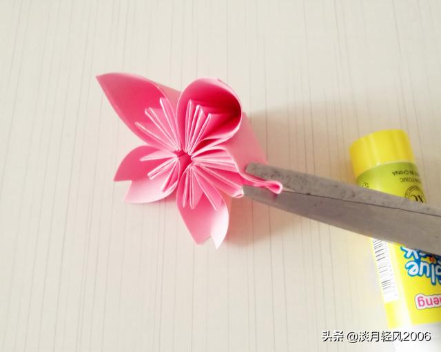 亲子手工,用彩色卡纸制作一朵美丽的樱花,有教程