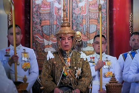 泰国国王戴7公斤王冠正式加冕 重量超英女王王冠