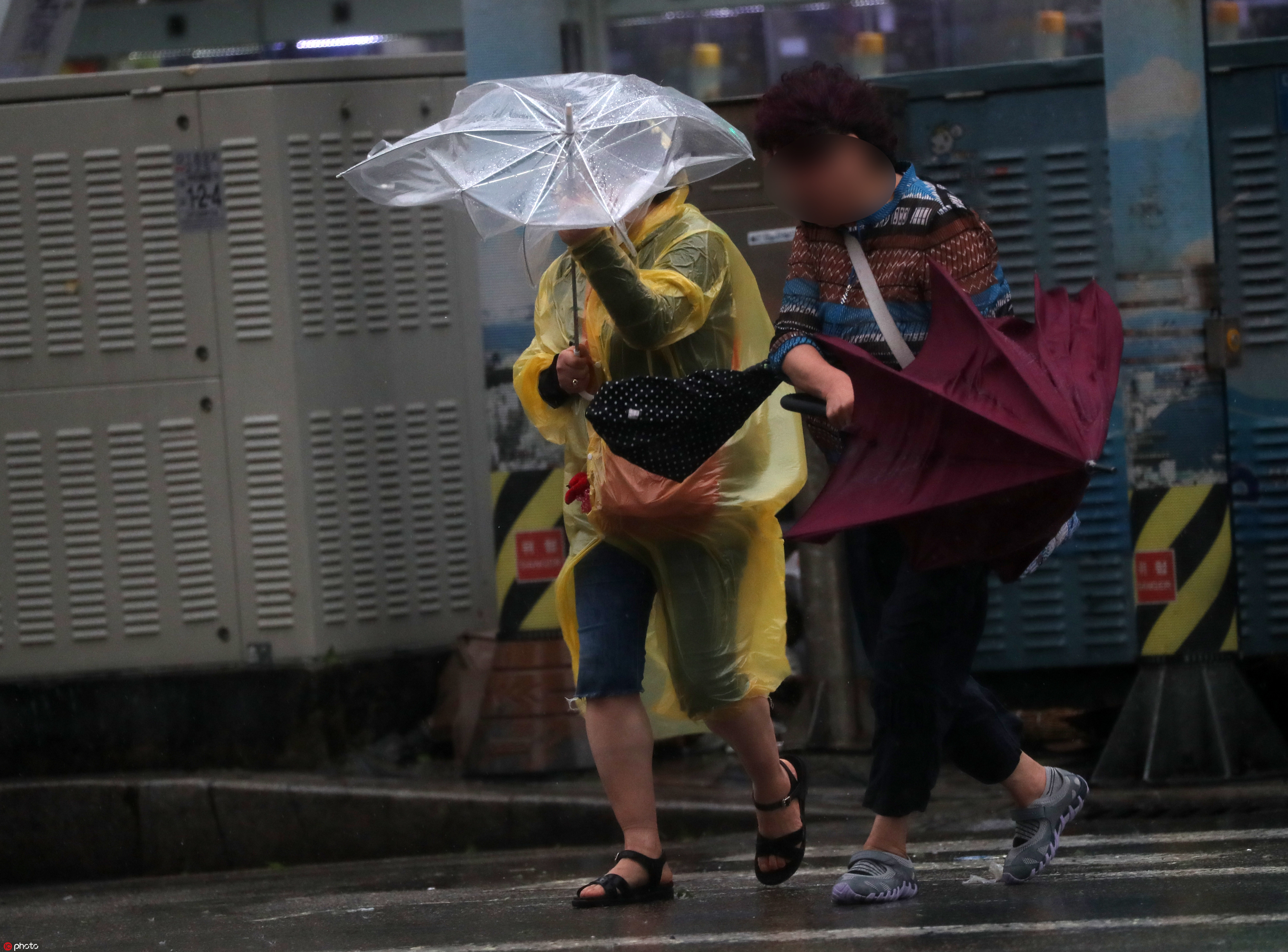 台风"塔巴"登陆韩国 船只在狂风中飘摇 市民外出雨伞被吹变形