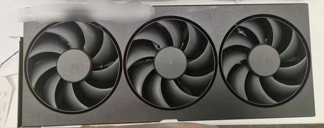 英伟达GeForce RTX 4090工程样品现身，三风扇散热+三槽厚度 第1张图片