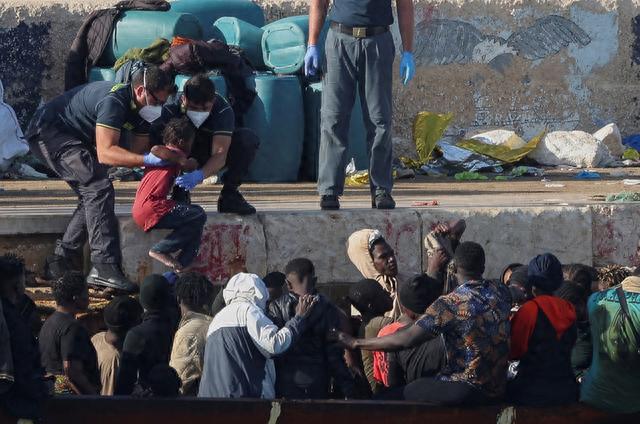早安·天下｜48小时涌入7000难民，意大利小岛面临解体 第3张图片
