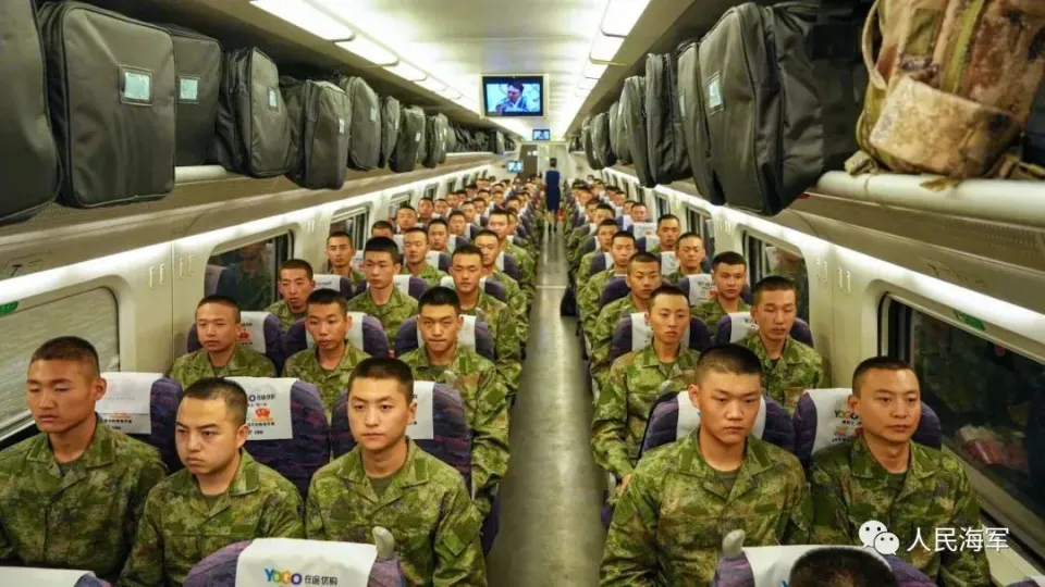 人还没到军队，这个新兵就已在火车站立了大功！ 第7张图片