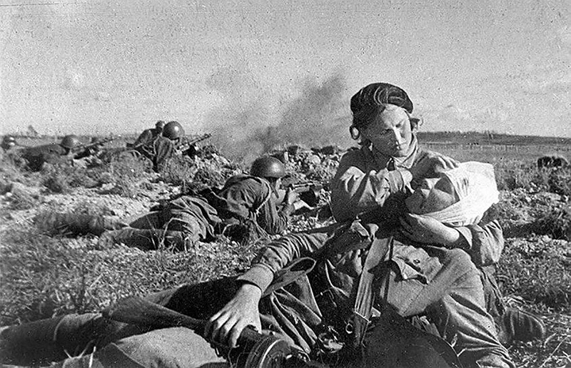 面临德军坦克碾压上百伤员，苏军女卫生员拿起手雷，钻入装甲车下 第4张图片