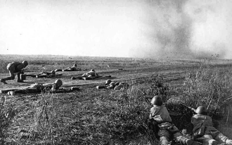 面临德军坦克碾压上百伤员，苏军女卫生员拿起手雷，钻入装甲车下 第5张图片