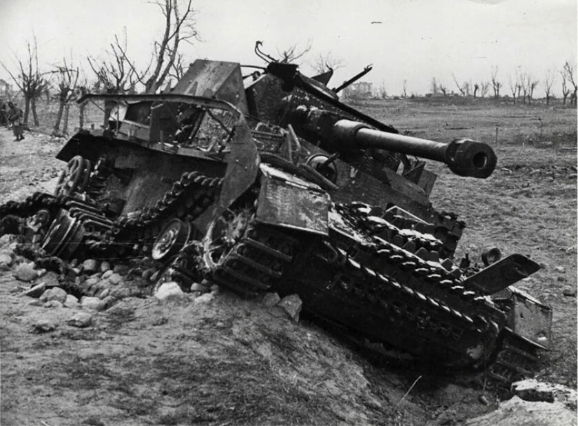 面临德军坦克碾压上百伤员，苏军女卫生员拿起手雷，钻入装甲车下 第8张图片
