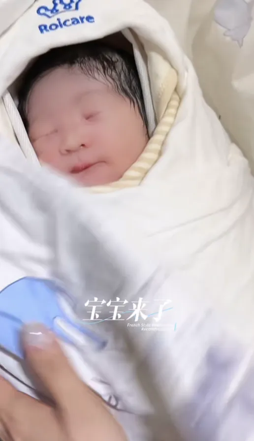 “刘能”儿子王亮二胎得子，剖腹产孩子8斤多，亲妈温美玲陪产 第8张图片
