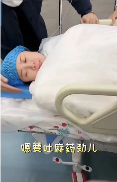 “刘能”儿子王亮二胎得子，剖腹产孩子8斤多，亲妈温美玲陪产 第17张图片