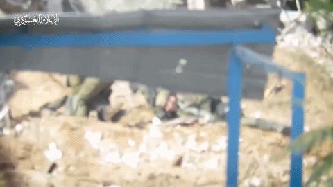 以色列兵士遭哈马斯狙击手伏击，一窝蜂上去救人，没一小我鉴戒？ 第3张图片