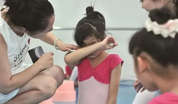 教育部对儿童舞蹈脱手了！提醒不要过早对孩子停止强柔韧性练习 第11张图片