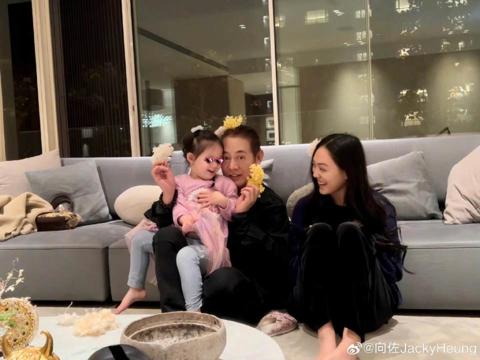 李连杰携大女儿现身香港，加入向佐家庭集会，与小奶皇互动超温馨 第5张图片