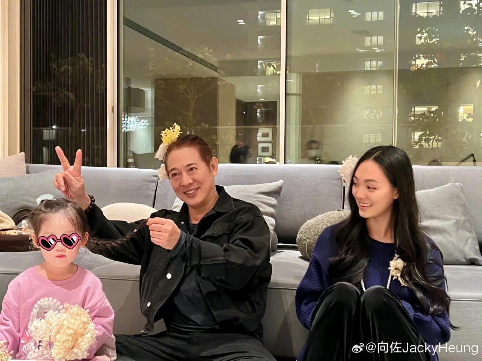 李连杰携大女儿现身香港，加入向佐家庭集会，与小奶皇互动超温馨 第4张图片