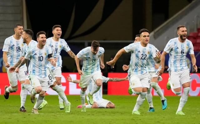 0-2！天下杯冠军轰然倒下，梅西哑火，阿根廷破103年来羞辱记载 第2张图片