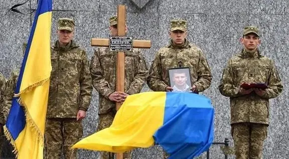 乌克兰内讧升级，波罗申科：泽连斯基愚蠢，莫斯科会笑得喘不外气 第3张图片