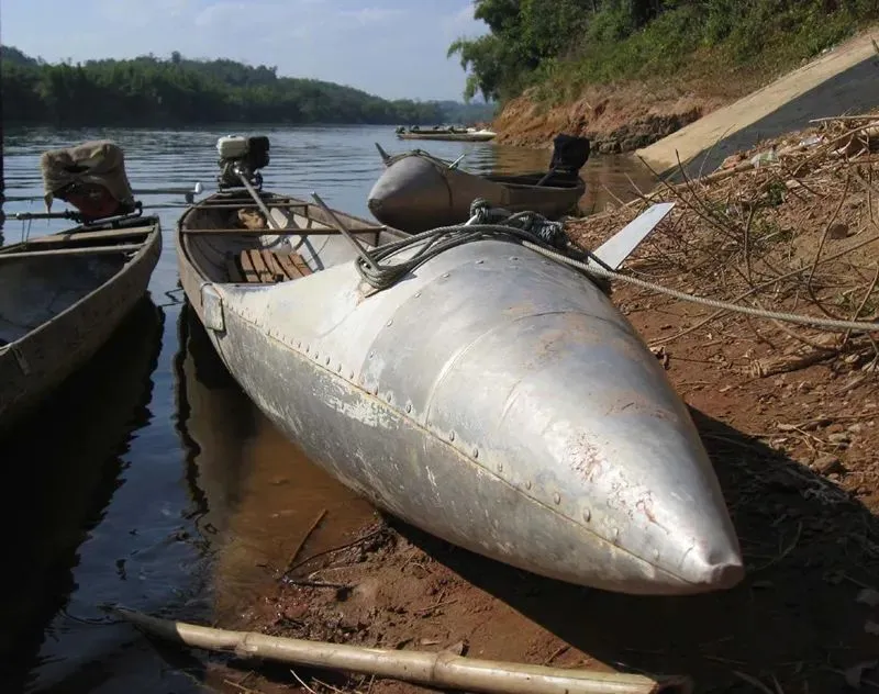 一个老挝小镇的特点，用副油箱改装的“炸弹船” 第7张图片