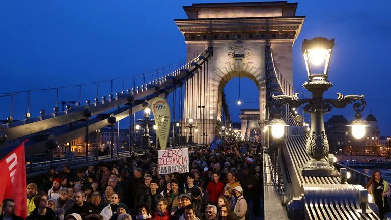 匈牙利首位女总统被迫告退，一条赦宥令激发了众怒，百姓延续抗议 第3张图片