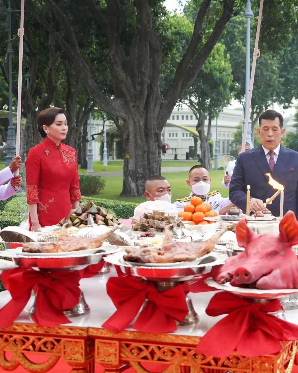 泰王在春节祭祖，罕有深情看小26岁的王后，苏提达穿大红旗袍真喜庆 第5张图片