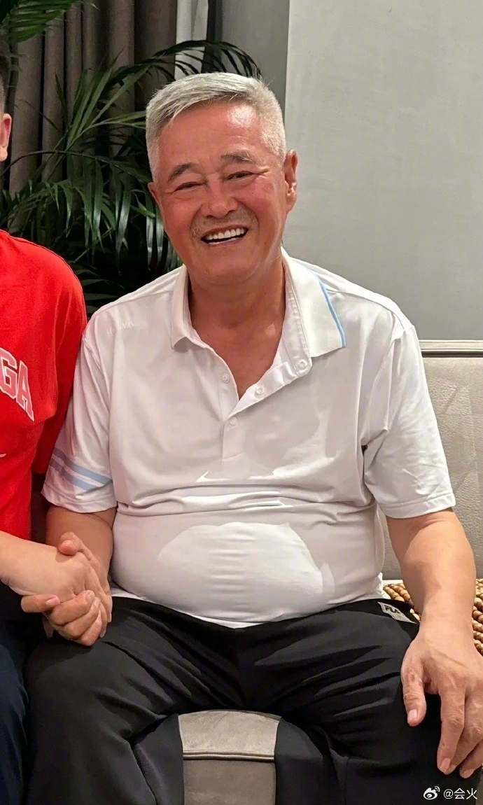 66岁赵本山最新近照曝光 笑脸满面精神好 第2张图片