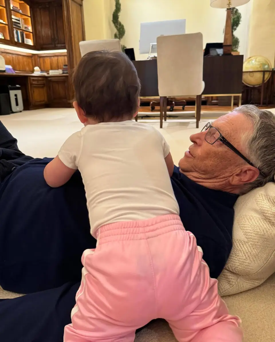 比尔·盖茨为1岁外孙女庆生，晒出平常同框照，还写了“福”贺龙年 第1张图片