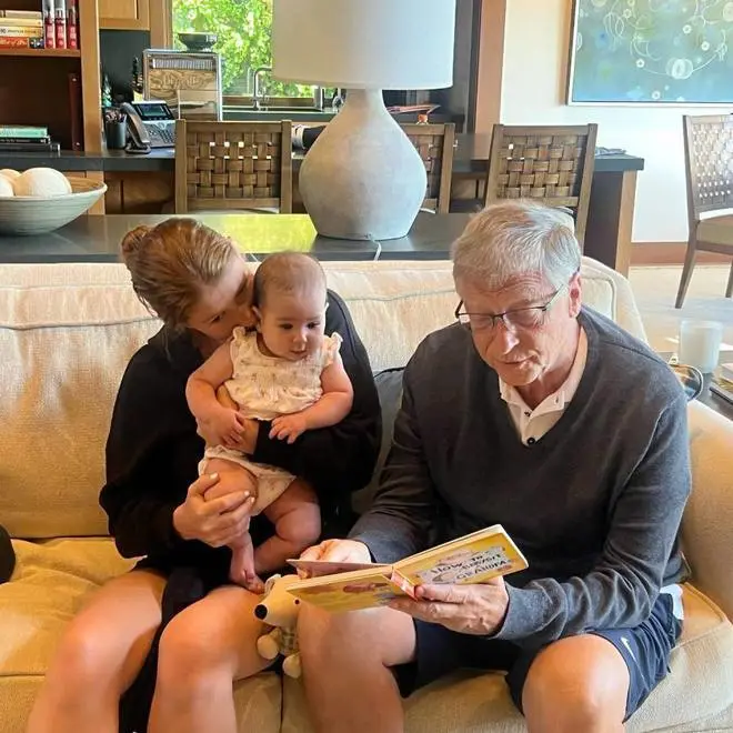 比尔·盖茨为1岁外孙女庆生，晒出平常同框照，还写了“福”贺龙年 第4张图片