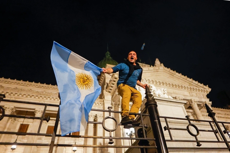 米莱推出300多项鼎新，阿根廷人游行抗议，中阿465亿协议已停息 第3张图片
