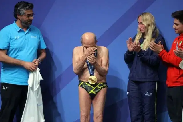 100岁伊朗跳水之父重返跳台！一跃入水全场喝彩 被授金牌喜极而泣 第3张图片