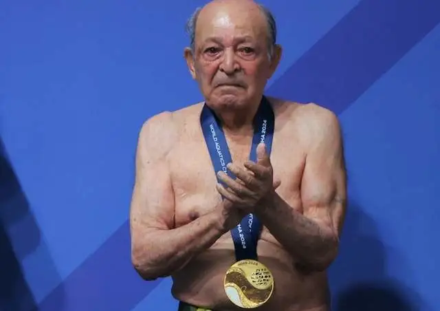 100岁伊朗跳水之父重返跳台！一跃入水全场喝彩 被授金牌喜极而泣 第4张图片
