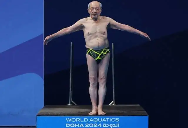 100岁伊朗跳水之父重返跳台！一跃入水全场喝彩 被授金牌喜极而泣 第1张图片