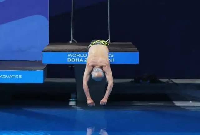 100岁伊朗跳水之父重返跳台！一跃入水全场喝彩 被授金牌喜极而泣 第2张图片