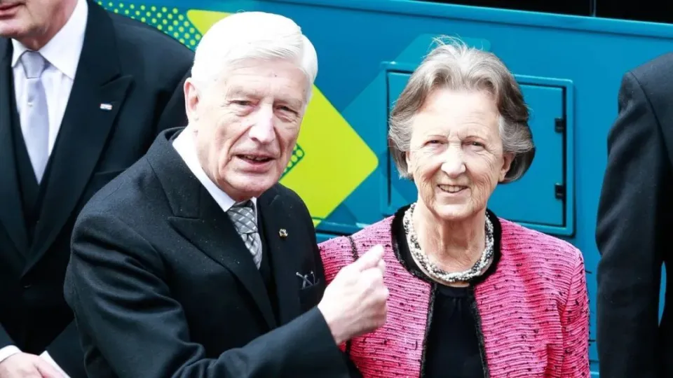 荷兰前辅弼和夫人归天，均享年93岁，身材懦弱多年挑选牵手分开 第2张图片